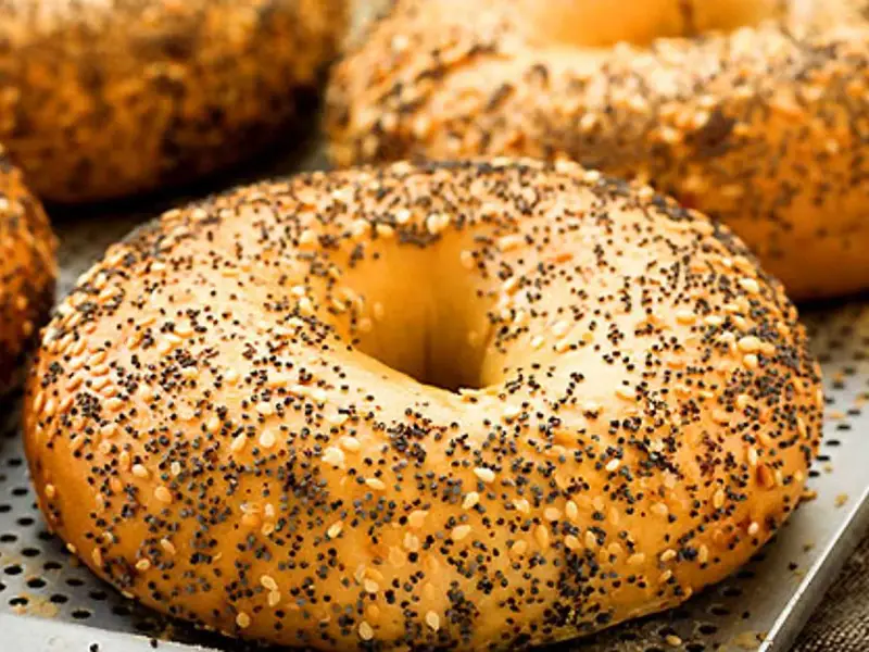 Färska bagels med sesamfrön och vallmofrön, perfekta för ditt bagels recept.