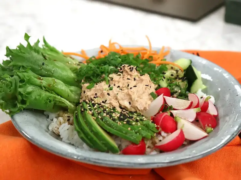 En fräsch tonfisk bowl med ris, avokado, rädisor, gurka, morötter och sallad. Ett perfekt tonfisk recept för en snabb och god lunch.
