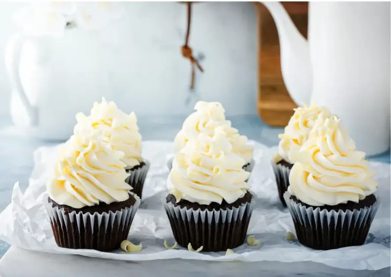 Chokladmuffins med fluffig vaniljfrosting, perfekt för ett enkelt frosting recept.
