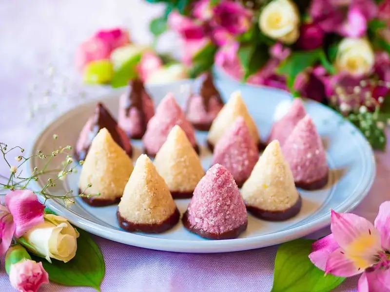 Konformade bakverk, vissa rosa, andra ljusa, med chokladbotten. Ett vackert filodeg recept för festliga tillfällen.